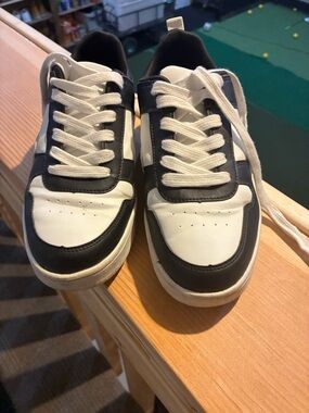 Women's Black and White Low-Top Sneakers - Classic Casual Style